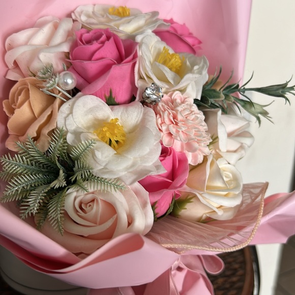 Artificial Flower bouquet - Picture 5 of 8